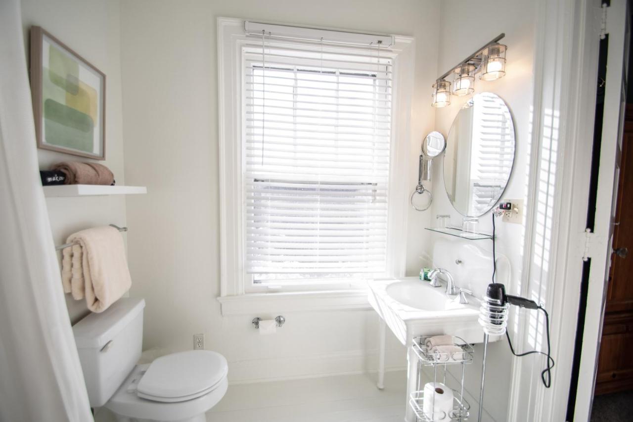 Deluxe Queen Room (Green)